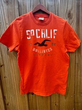 Hollister Men's Orange 'So Calif' Graphic Short Sleeve Tee